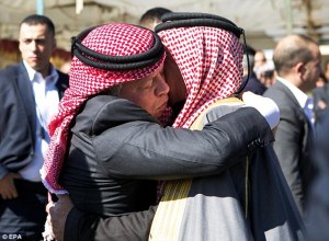 Abdalá II abrazando al padre del jordano asesinado